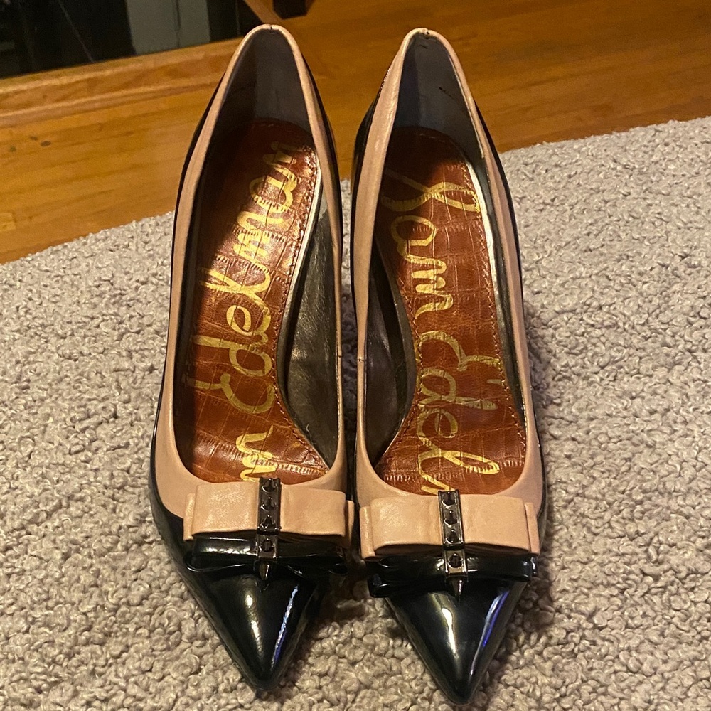 Sam Edelman Black patent and beige bow heels with metal spikes size 8.5 M